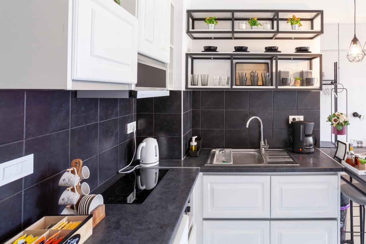 Luxury One Bedroom Aristophanes *