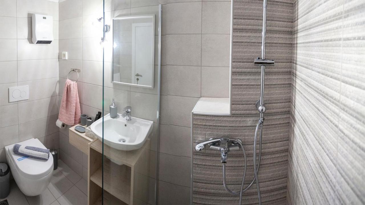 Luxury One Bedroom Aristophanes