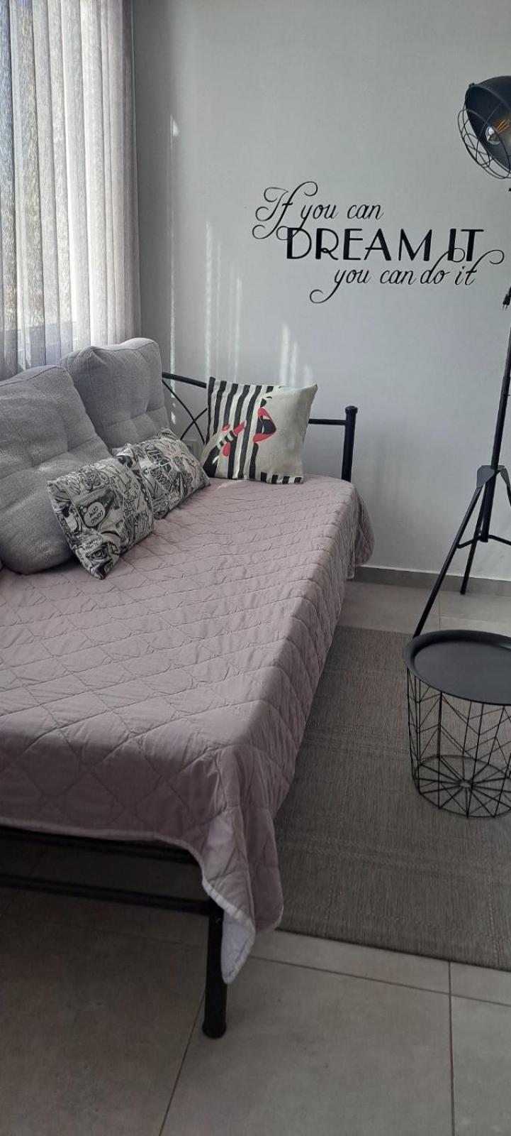 Luxury One Bedroom Aristophanes